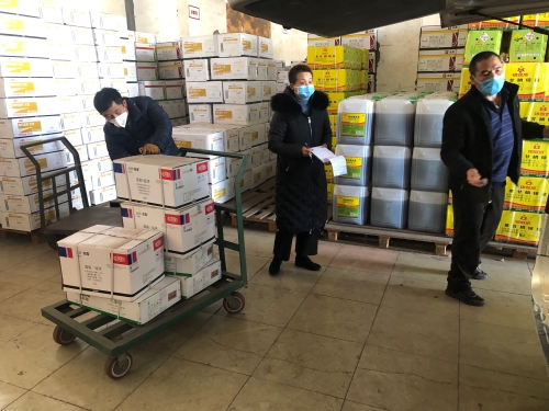 昆明市供销社农资公司工作人员清点库存物资