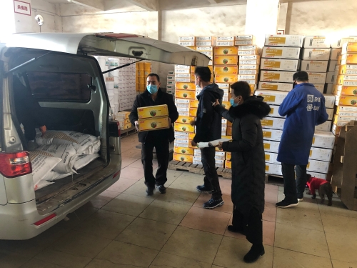 昆明市供销社农资公司工作人员正在发货