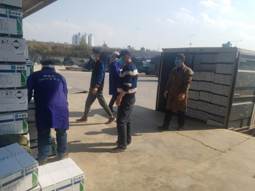 昆明市供销社农业生产资料有限公司工作人员正往发货。
