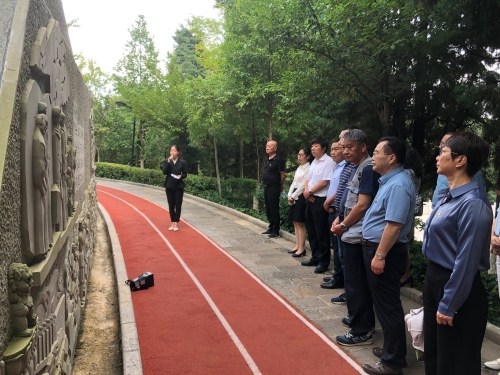 “红军长征”浮雕前聆听讲解